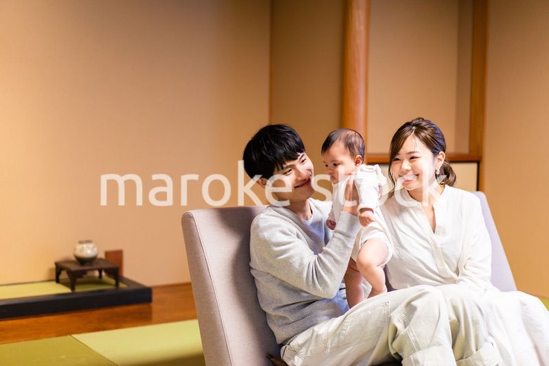 赤ちゃんとレジャーに出かけるファミリー