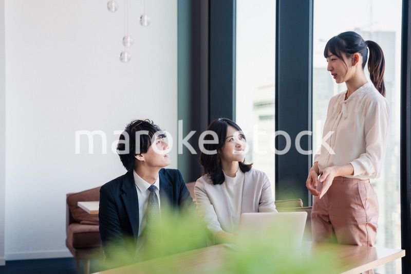 オフィスで働くビジネスパーソン