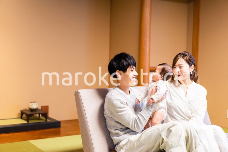 赤ちゃんとレジャーに出かけるファミリー