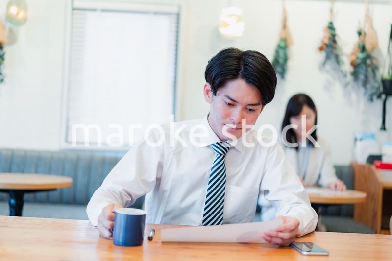 カフェで仕事をするビジネスマン