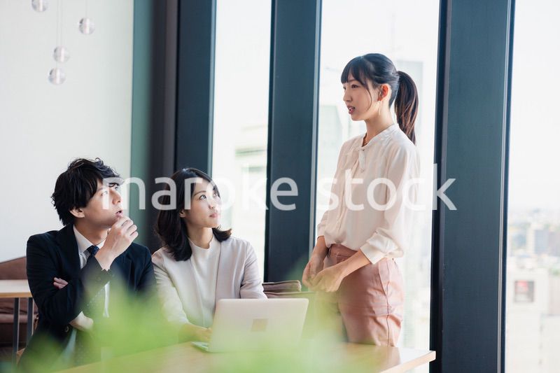 オフィスで働くビジネスパーソン