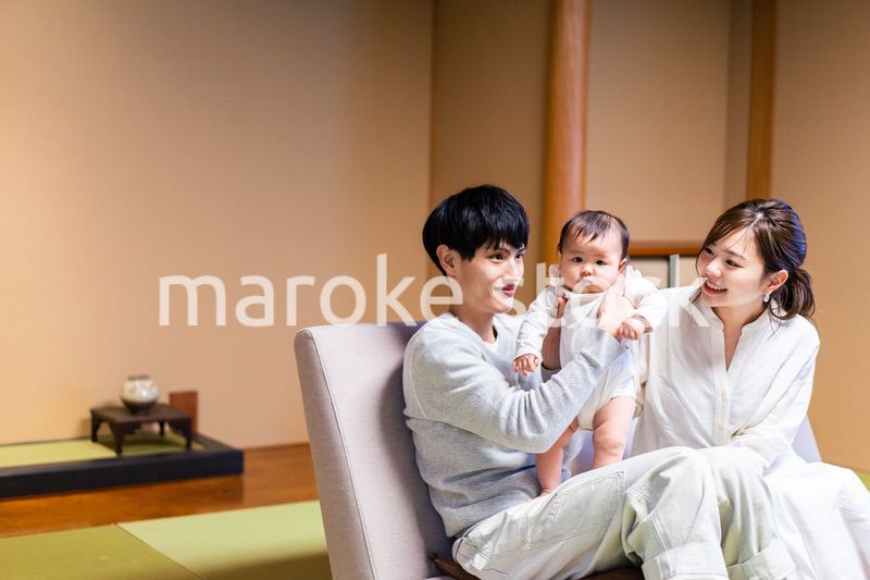 赤ちゃんと温泉旅行を楽しむ若いファミリー