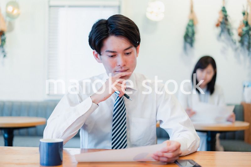 カフェで仕事をするビジネスマン