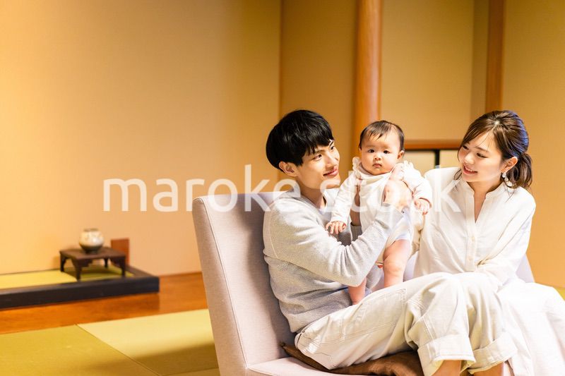 赤ちゃんとレジャーに出かけるファミリー