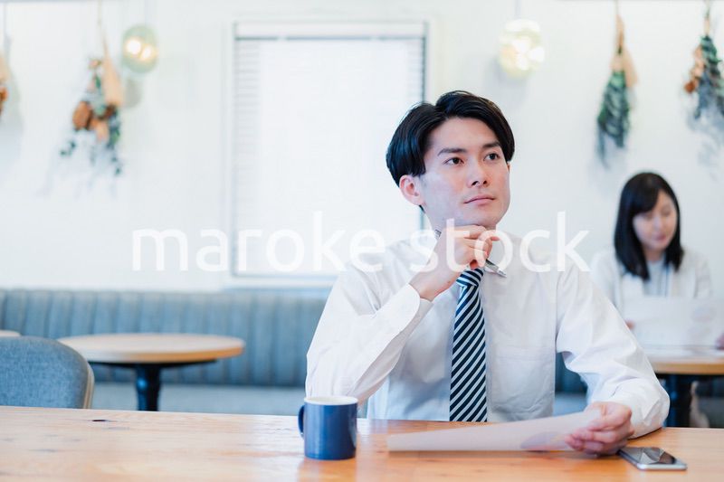 カフェで仕事をするビジネスマン