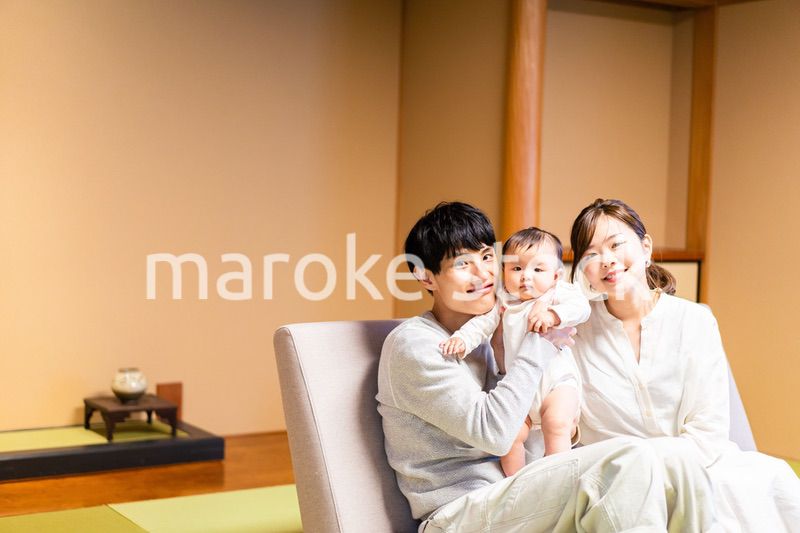 赤ちゃんと温泉旅行を楽しむ若いファミリー