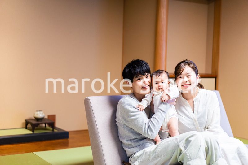 おうちで過ごす若いファミリー