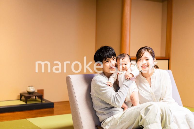 赤ちゃんとレジャーに出かけるファミリー