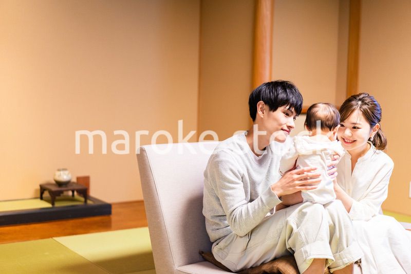 赤ちゃんとレジャーに出かけるファミリー