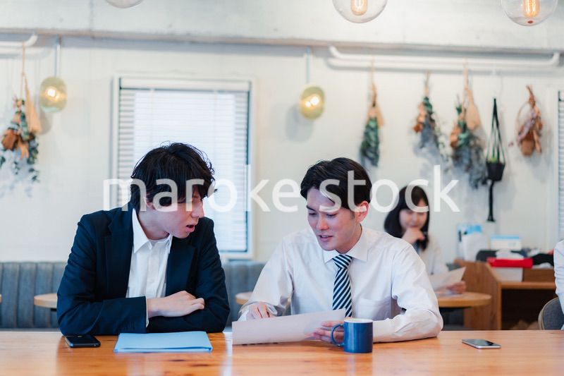 明るいオフィスに勤務をするビジネスパーソン