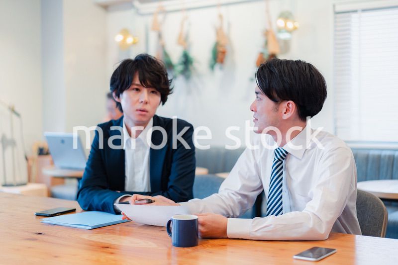 明るいオフィスに勤務をするビジネスパーソン