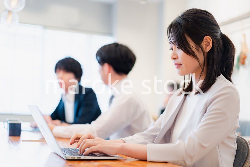 クリエイティブなオフィスで働く若手社員