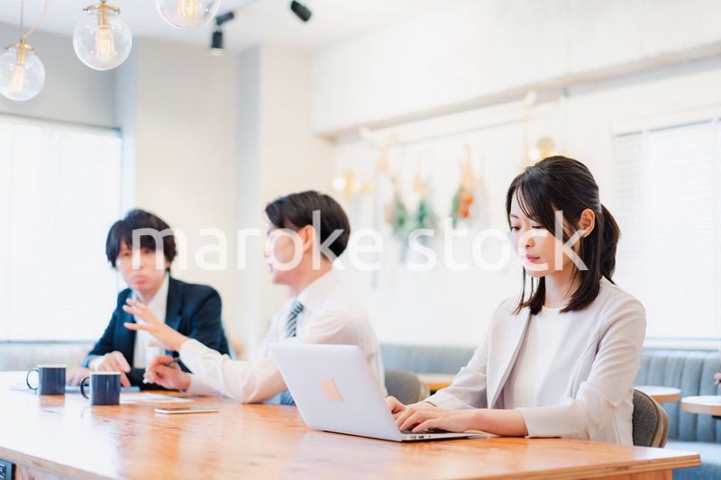 クリエイティブなオフィスで働く若手社員