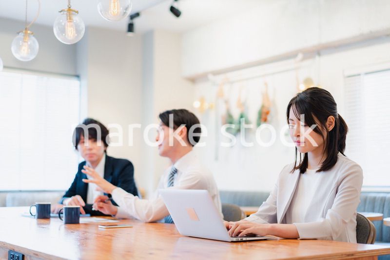 クリエイティブなオフィスで働く若手社員