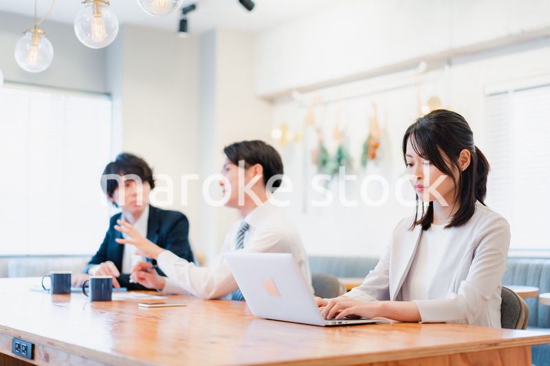 クリエイティブなオフィスで働く若手社員