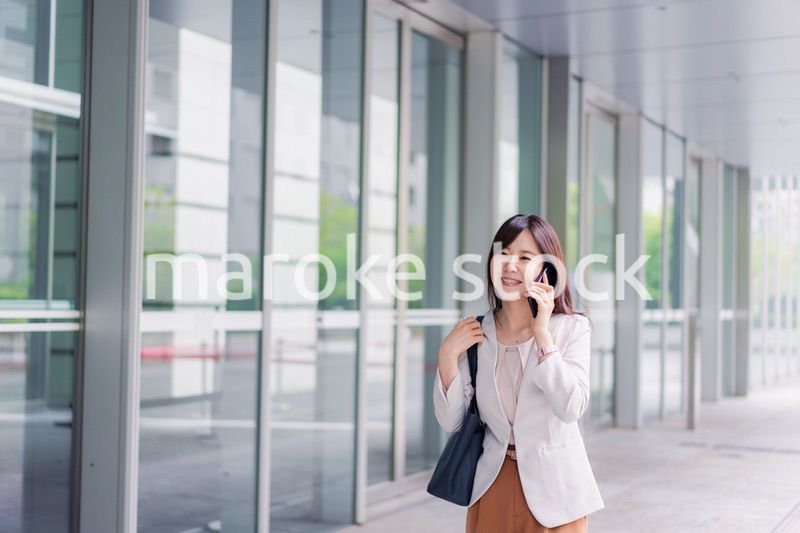 スマホで電話をするビジネスウーマン