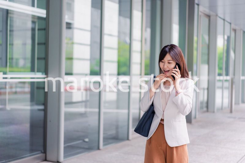 スマホで電話をするビジネスウーマン