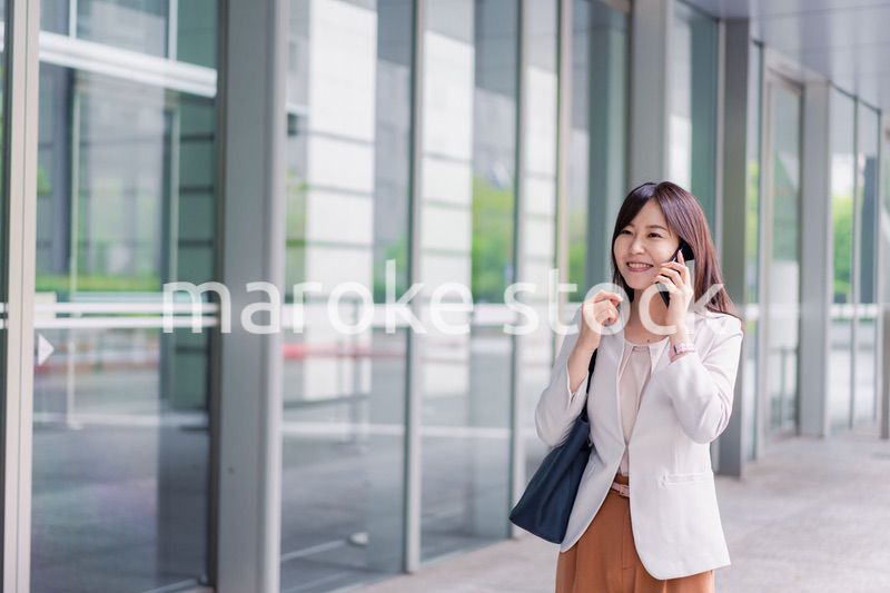 スマホで電話をするビジネスウーマン