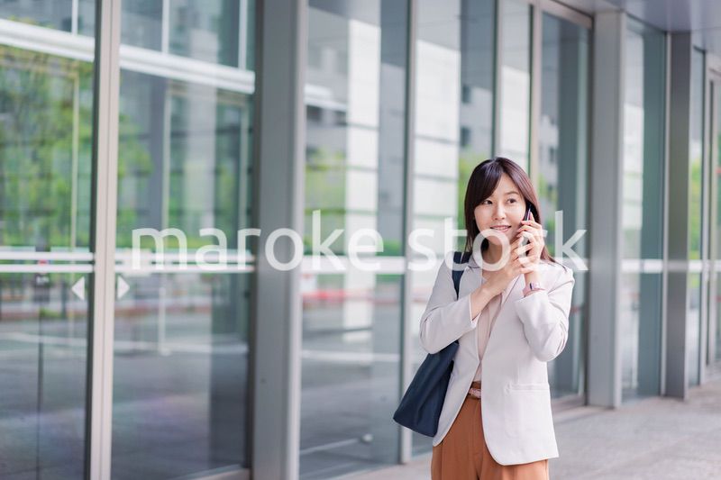 スマホで電話をするビジネスウーマン