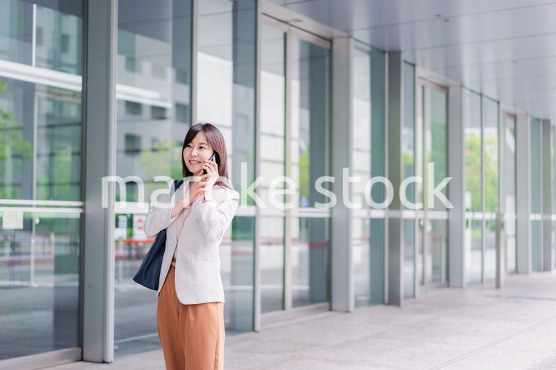 スマホで電話をするビジネスウーマン