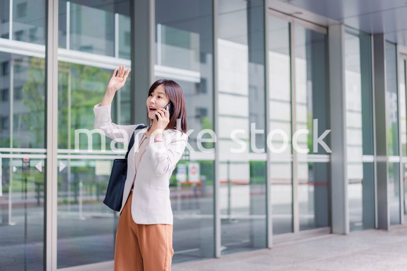 スマホで電話をするビジネスウーマン