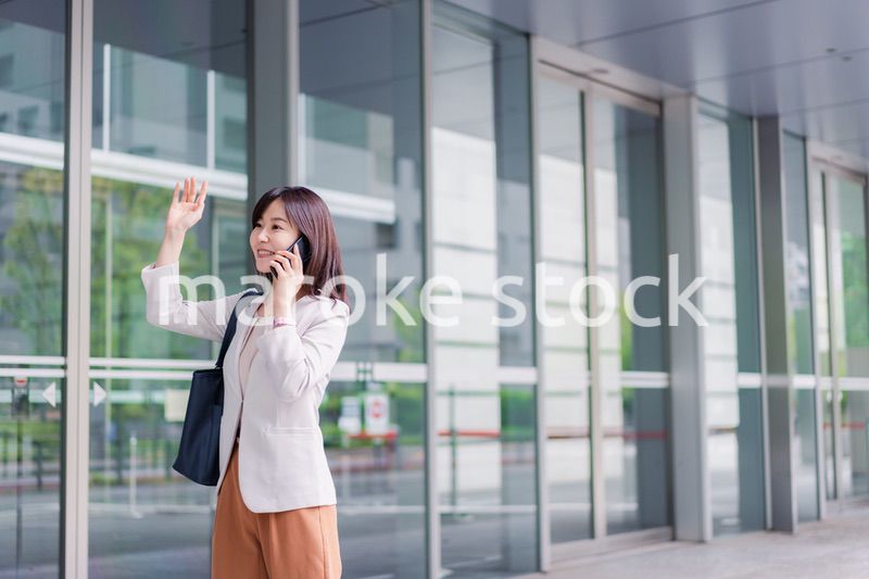 スマホで電話をするビジネスウーマン