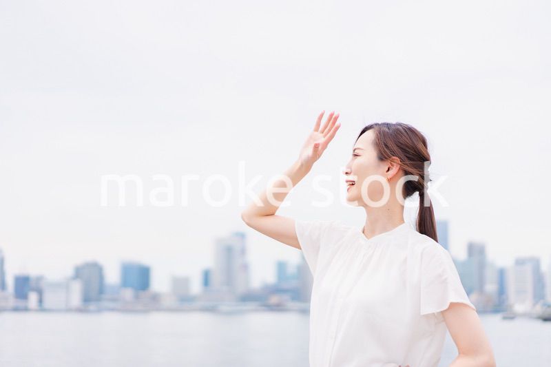 外回り営業で汗をかくビジネスウーマン