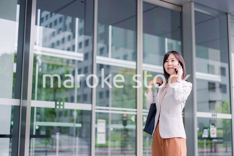 スマホで電話をするビジネスウーマン