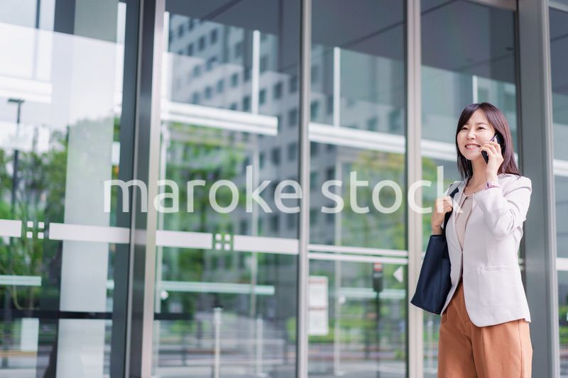 スマホで電話をするビジネスウーマン