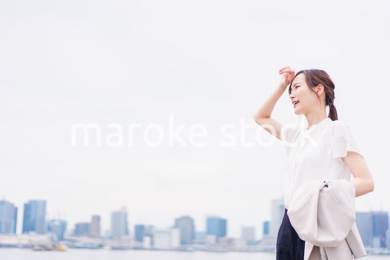 外回り営業で汗をかくビジネスウーマン