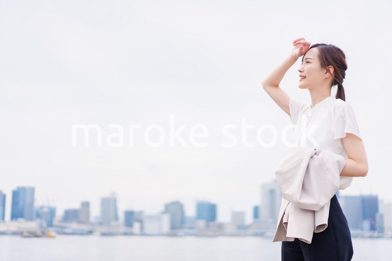 外回り営業で汗をかくビジネスウーマン