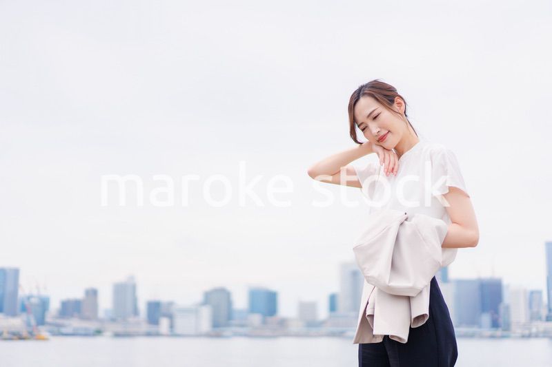 外回り営業で汗をかくビジネスウーマン