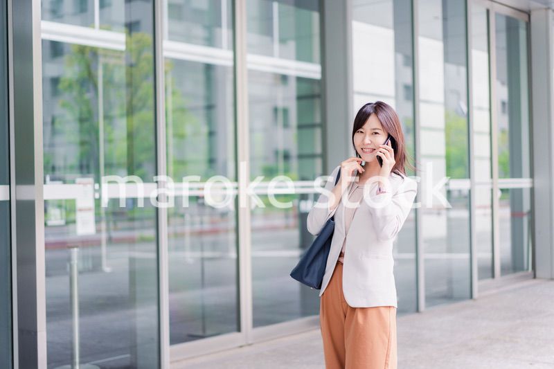 スマホで電話をするビジネスウーマン