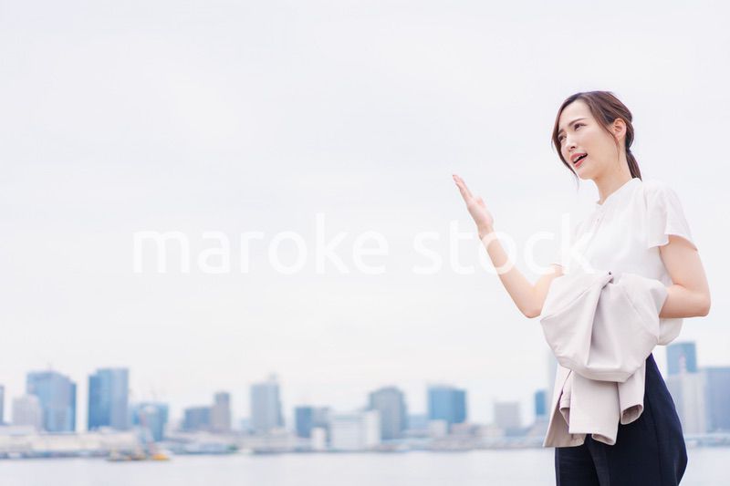 外回り営業で汗をかくビジネスウーマン