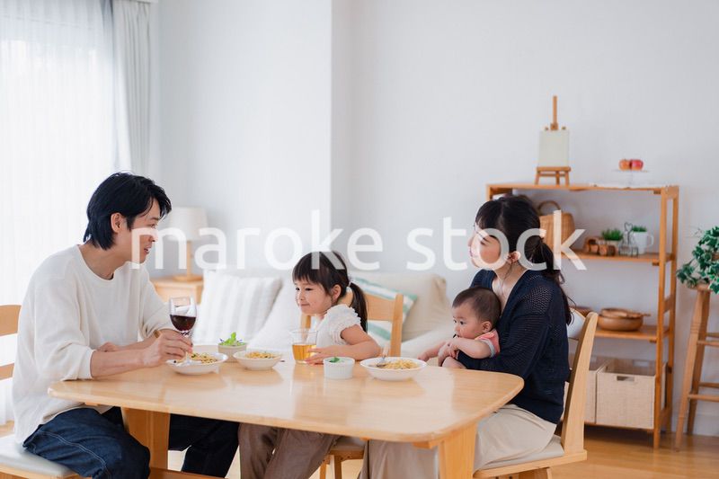 子どもたちと食卓を囲むファミリー