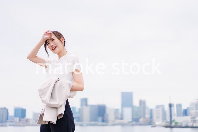 外回り営業で汗をかくビジネスウーマン