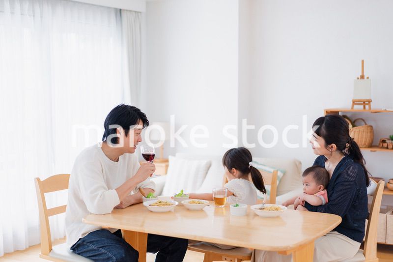 子どもたちと食卓を囲むファミリー