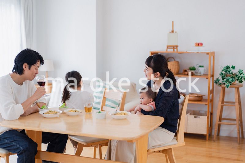 子どもたちと食卓を囲むファミリー