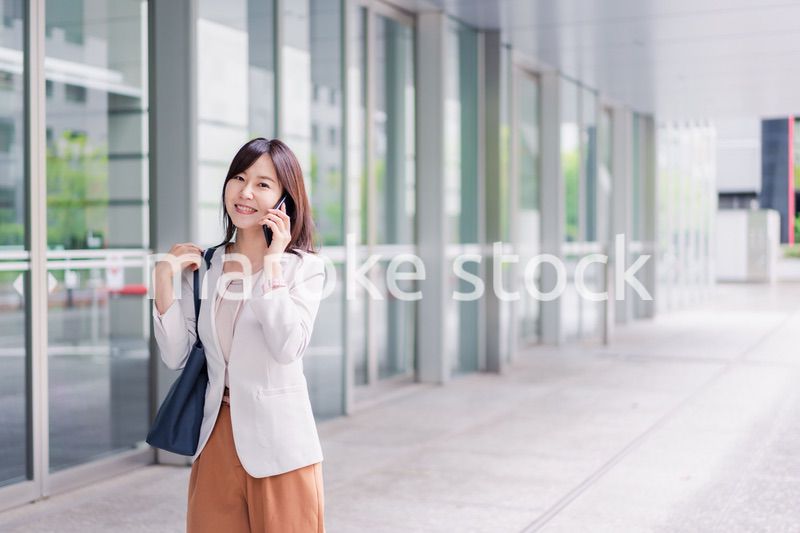 スマホで電話をするビジネスウーマン