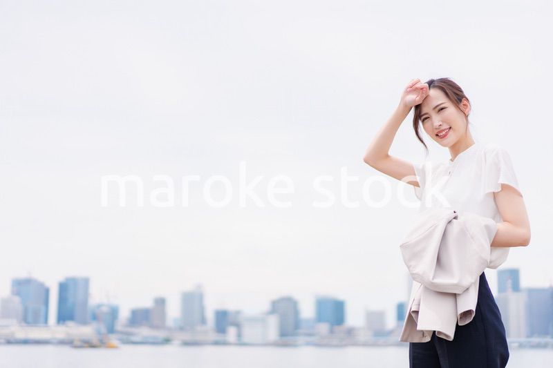 外回り営業で汗をかくビジネスウーマン