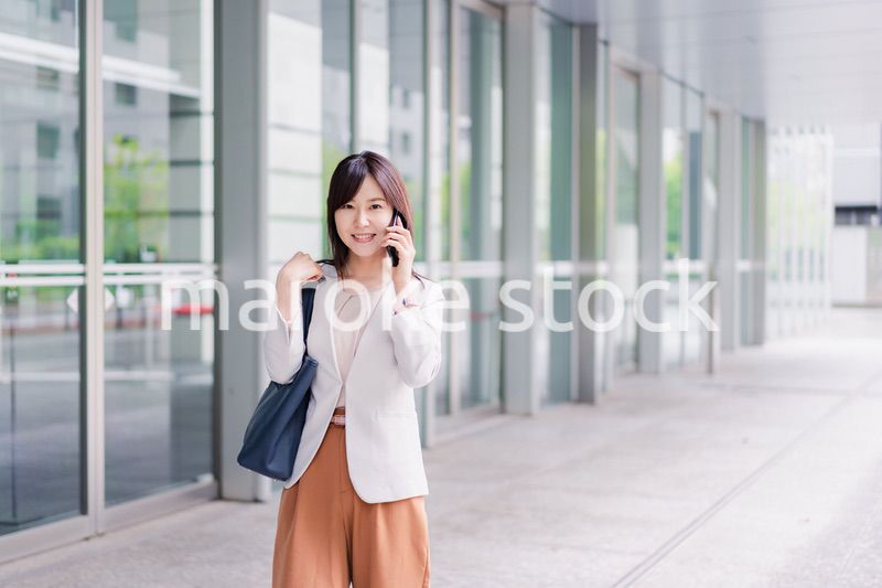 スマホで電話をするビジネスウーマン