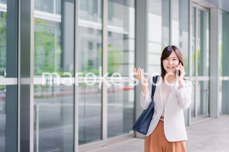 スマホで電話をするビジネスウーマン