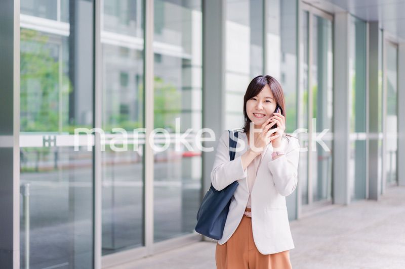 スマホで電話をするビジネスウーマン