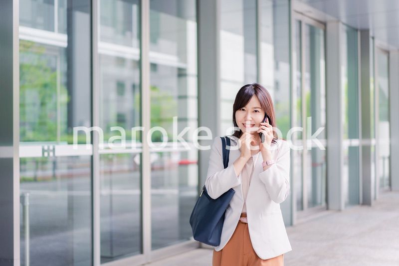 スマホで電話をするビジネスウーマン