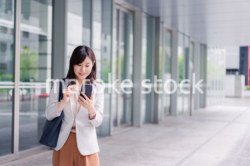 スマホを確認する若いビジネスウーマン