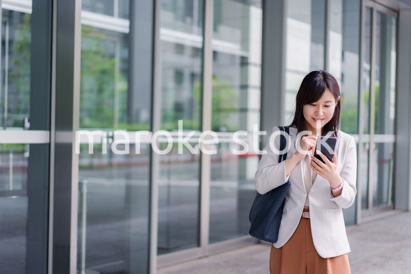 スマホを確認する若いビジネスウーマン