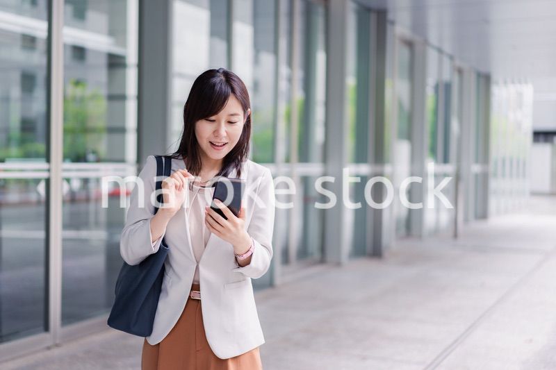 スマホを確認する若いビジネスウーマン