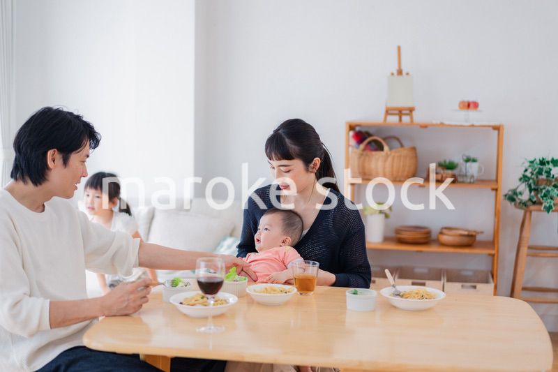 子どもたちと食卓を囲むファミリー
