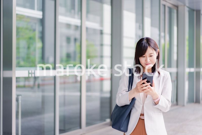 スマホを確認する若いビジネスウーマン