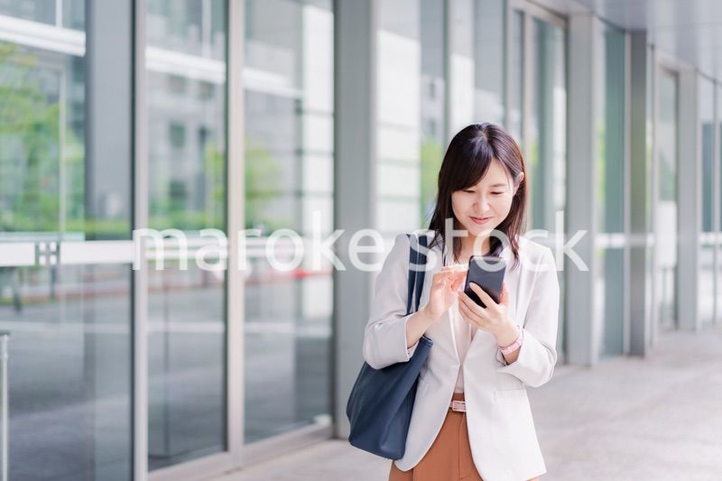 スマホを確認する若いビジネスウーマン